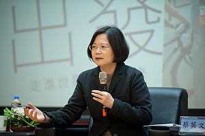 披綠袍參選  蔡英文：是否是唯一選項？