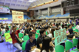 服貿列車開進師大 學生嗆摸頭大會
