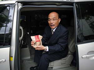 拚了！  蘇貞昌用漢堡趕場