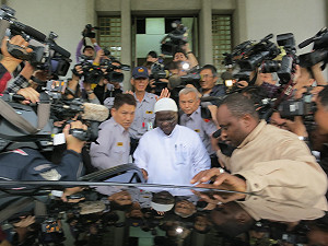 甘比亞大使：可以讓我離開嗎？