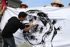 學生要求馬吳江下台  用手塗黑馬頭像