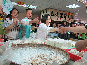 蔡英文幫曹啟鴻背書：曹表現負責態度