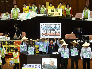 擋藍核四公投案  綠委霸佔主席台癱瘓議事