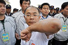 陳雲林高雄遊港  抗議者與警衝突