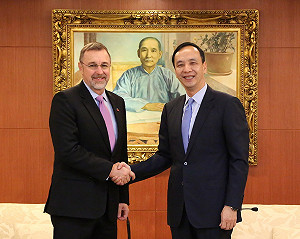 批綠搞統獨選戰 朱問蔡：這樣對台灣好嗎？