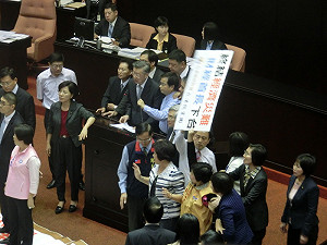 台聯3立委被架開  陳冲報告3分鐘