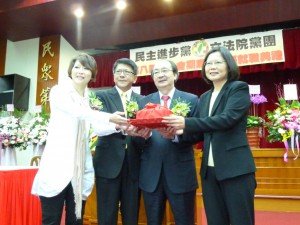 綠黨團交接 小英：重新贏回民眾信賴