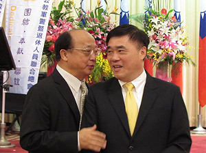 挺軍公教  郝暗批柯P羞辱警察抬高自己