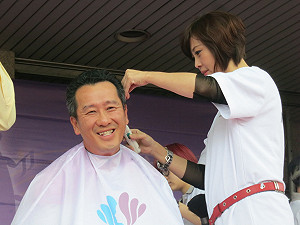 無咧驚！  顧立雄初選照常剪髮