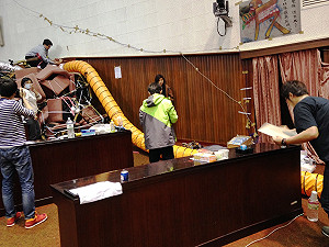 議場空氣汙濁  設置風管改善通風