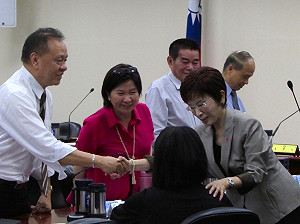 接受對比支持度各半民調 中常委祝福洪秀柱