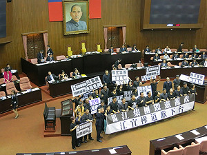 嗆江揆下台  在野黨立委成議場「黑衫軍」