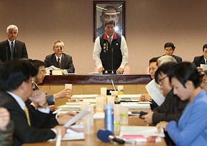 張慶忠稱30秒非前例  遭陳其邁潑水抗議