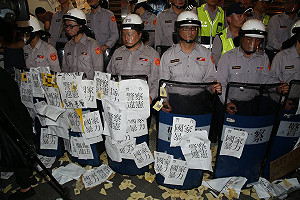 警盾上貼滿標語  部分民眾轉立院護公投盟