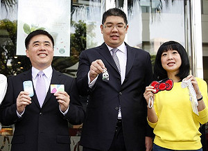 連勝文轟蘇貞昌像麥可「黑人變白人」