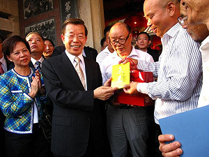 謝長廷訪寡婦村：正視國共內戰轉型正義