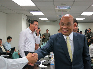 勞工冒雨抗議 蘇貞昌：總統卻去看電影