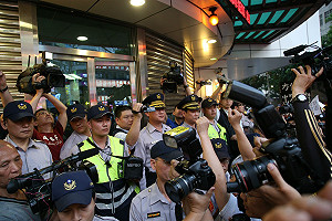 抗議警方違憲 大批民眾「路過」中正一