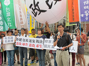 民團警告藍營勿擋18歲修憲  否則掃入歷史灰燼