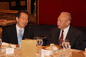 董建華款宴謝長廷：香港可為兩岸平台