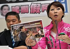 綠委：馬曾跟鋼管辣妹同場 馬行綠不行？