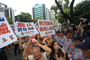 馬赴陸委會發表談話 台聯丟鞋抗議遭逮捕