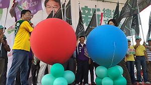 重申「自由民主」蔡英文戳爆紅、藍氣球