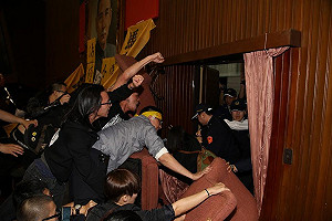 凌晨3:37警察攻堅  一度突破人牆衝進議場