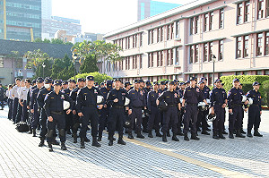 捕捉每張臉孔  上百位蒐證刑警到場