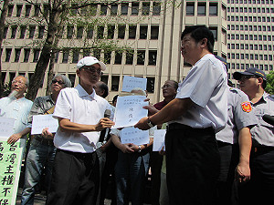 要攝錄權 蔡丁貴號召佔領開票所觀看區