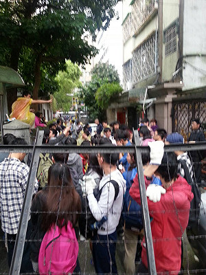 學生高歌「我們都是一家人」 化解對立