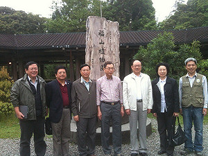 看貓熊拱桐樹  鄭立中來台「探親」