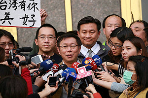 南下探扁 柯P：扁綁尿袋 連站起來都有困難