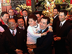 參拜指南宮 馬：景氣一定好轉