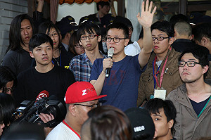 衝組要警察離開  占領議場爆短暫衝突