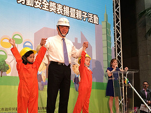 郝柏村退出大一中  郝龍斌：與學運無關