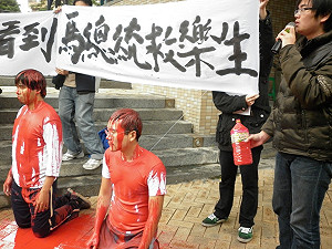 辯論場外  青年淋紅漆抗議馬吳不救樂生