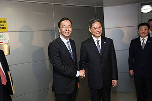 朱立倫抵達上海 張志軍迎接