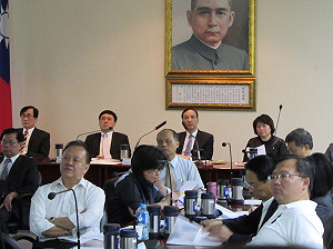 中常會鼓掌同意  1秒核備洪秀柱提名