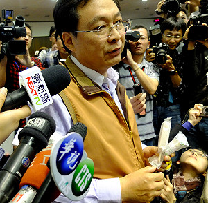 首位藍委現身  紀國棟帶冰棒慰問學生