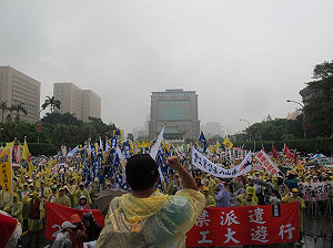反低薪、禁派遣勞工 冒雨展開遊行