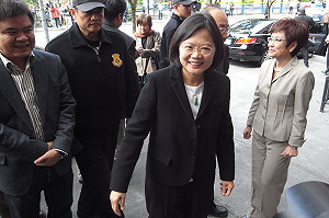 辯論還沒展開  旗子 手板先交鋒