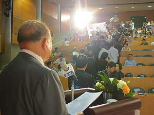 演講遇抗議 郝柏村：學生不該鎮壓別人聲音