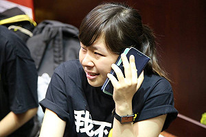 「替我們上凱道」場內學生落淚邀爸媽上街