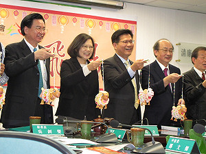 民進黨立委登記  77人搶42選區提名