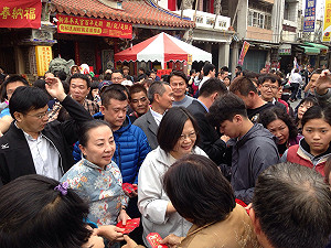 張花冠：穿裙子的 縣長也做得很好