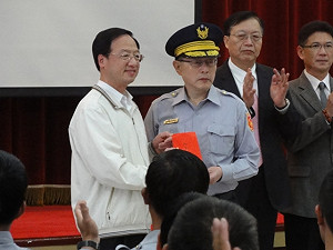 致贈30萬加菜金  江揆：為警察同仁叫屈