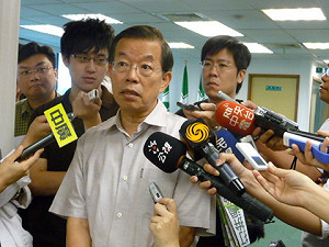 旁聽中市議會  謝長廷羨胡 :「市長真好當」