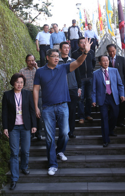 連勝文金溥聰早禱會握手致意