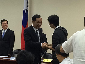 青農贈朱立倫羽毛  象徵蛻變寓意